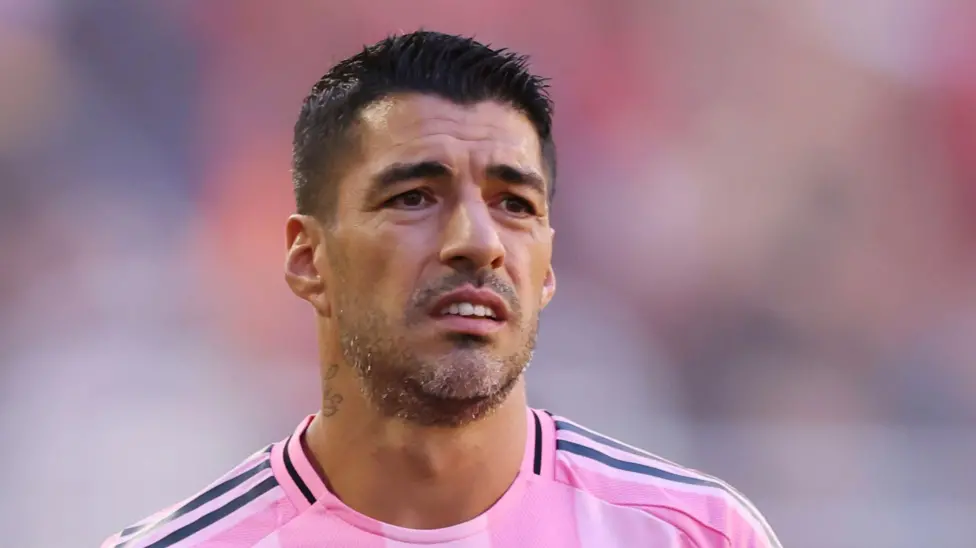 Luis Suarez handed 6-match ban after spitting incident