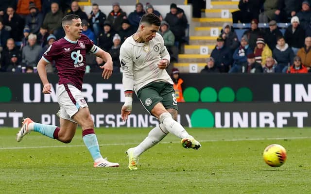 Chelsea beat Burnley to keep pressure on Arsenal