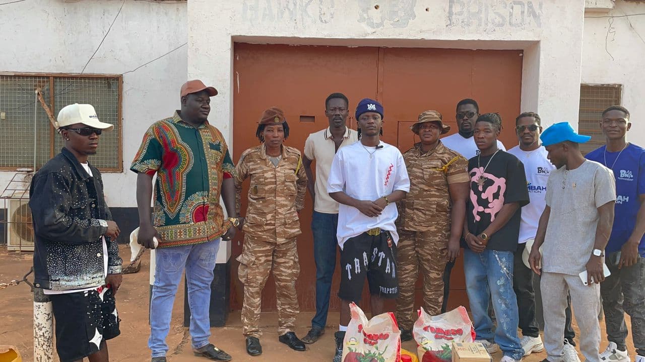 Bawku West: Flamebwoy Starborn pays hospital bills, donates items to women in Zebilla hospital maternity ward