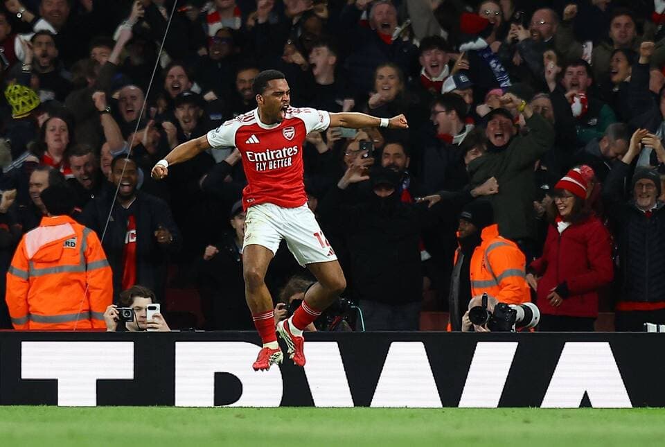 Arsenal beat 10-man Chelsea to strengthen Premier League title charge