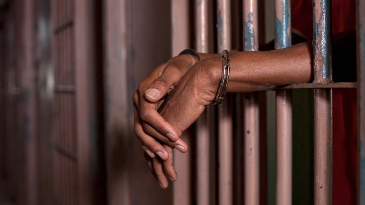 21-year-old woman arrested for hiding tramadol in meat pie for boyfriend in police cell